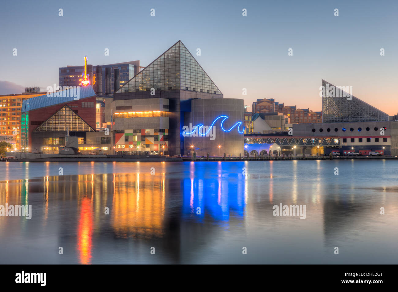 Das Baltimore National Aquarium spiegelt sich in den Gewässern der Innenhafen vor Sonnenaufgang in Baltimore, Maryland. Stockfoto