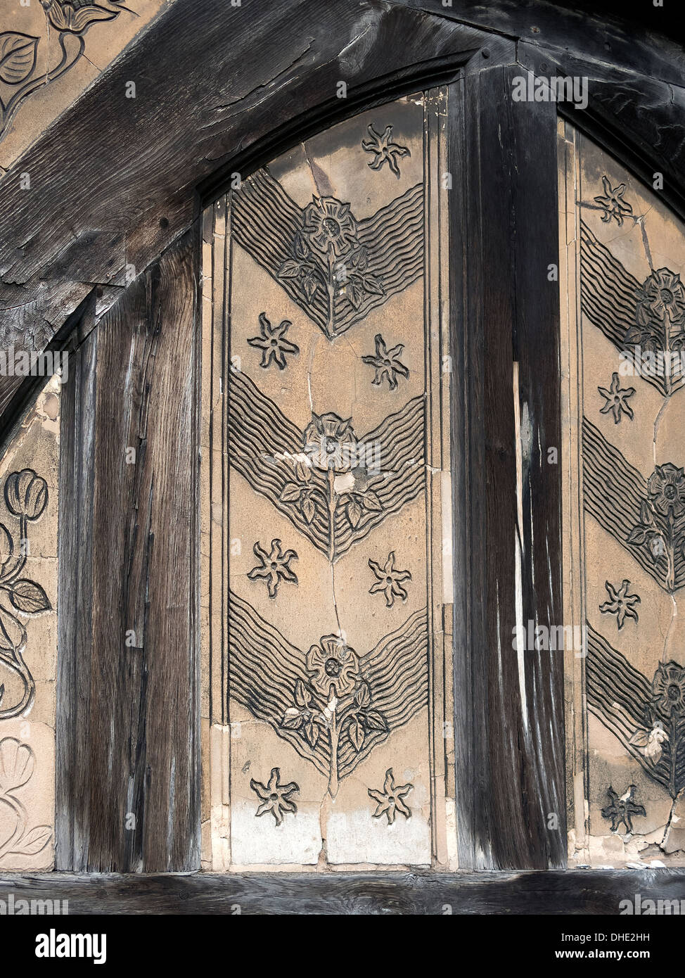 Alte geschnitzte gemusterten Verputz Rendern Dekoration zwischen Eichenbalken in Leicester Kathedrale Veranda, Leicester, England, UK. Stockfoto