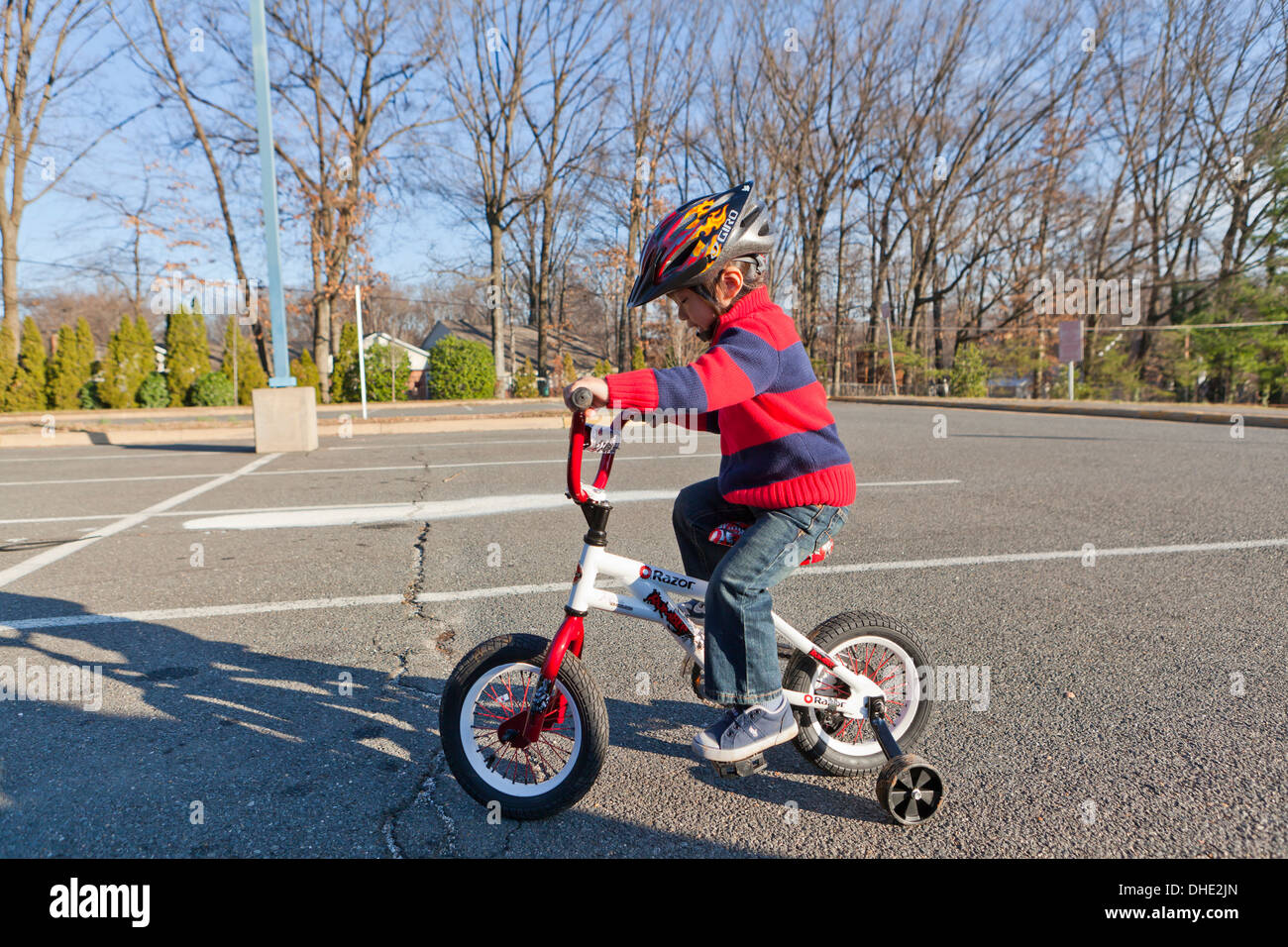 Asiatische junge 3 Jahre alt, Fahrrad mit Stützräder Stockfoto