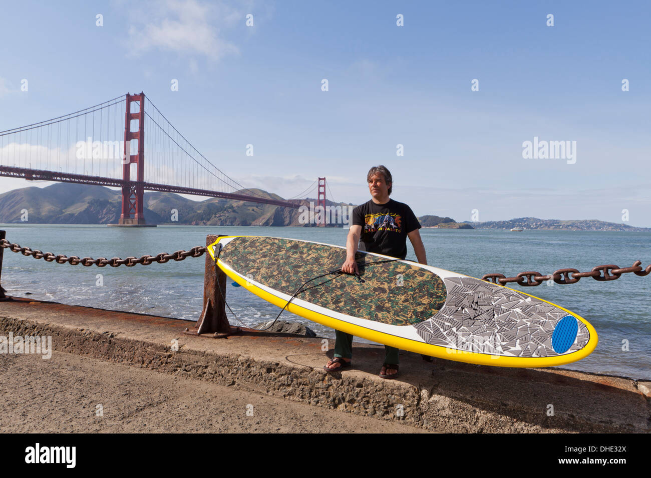 Paddleboard Surfer holding Board - San Francisco, Kalifornien, USA Stockfoto