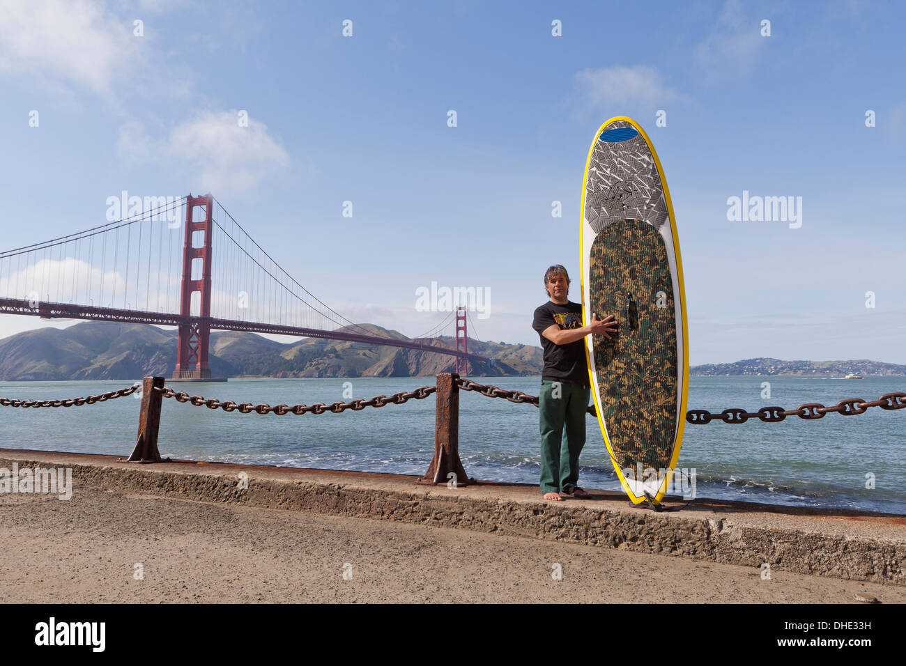 Paddleboard Surfer holding Board - San Francisco, Kalifornien, USA Stockfoto