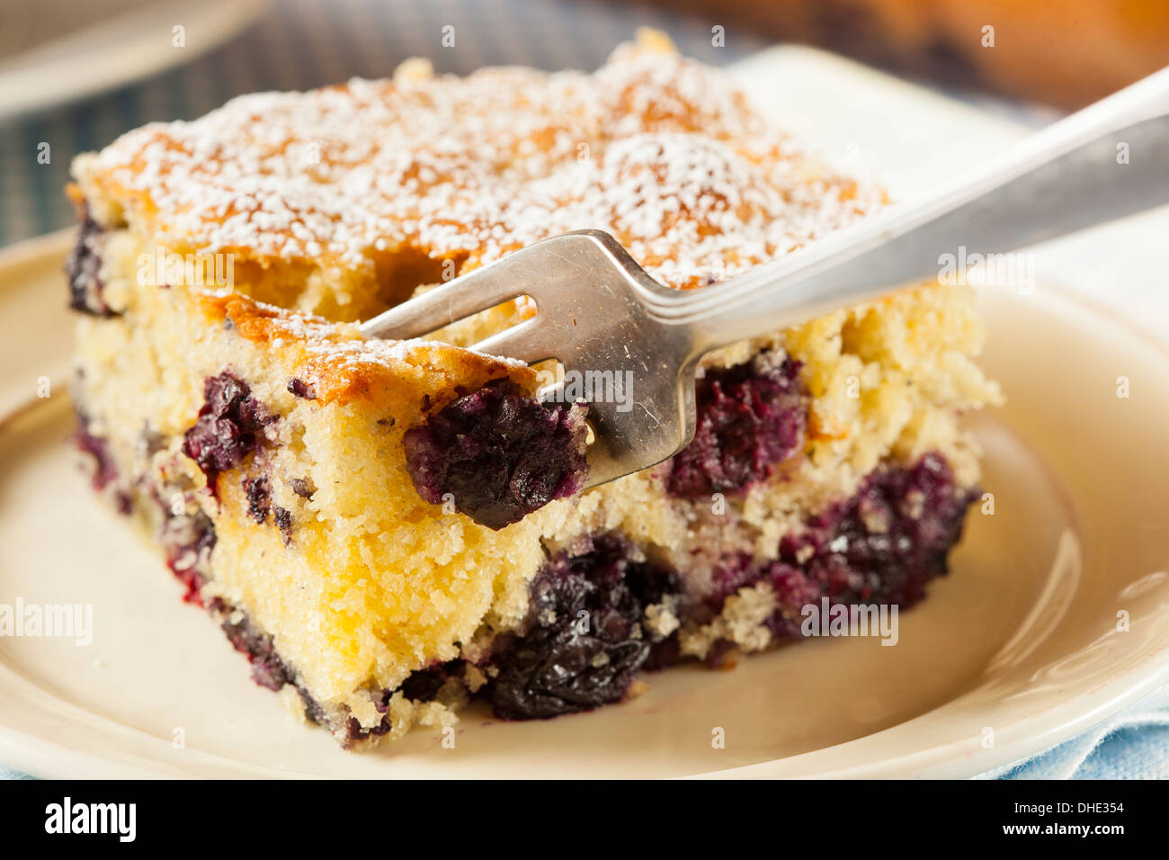 Hausgemachte Blueberrry Kaffee-Kuchen mit Puderzucker Stockfoto