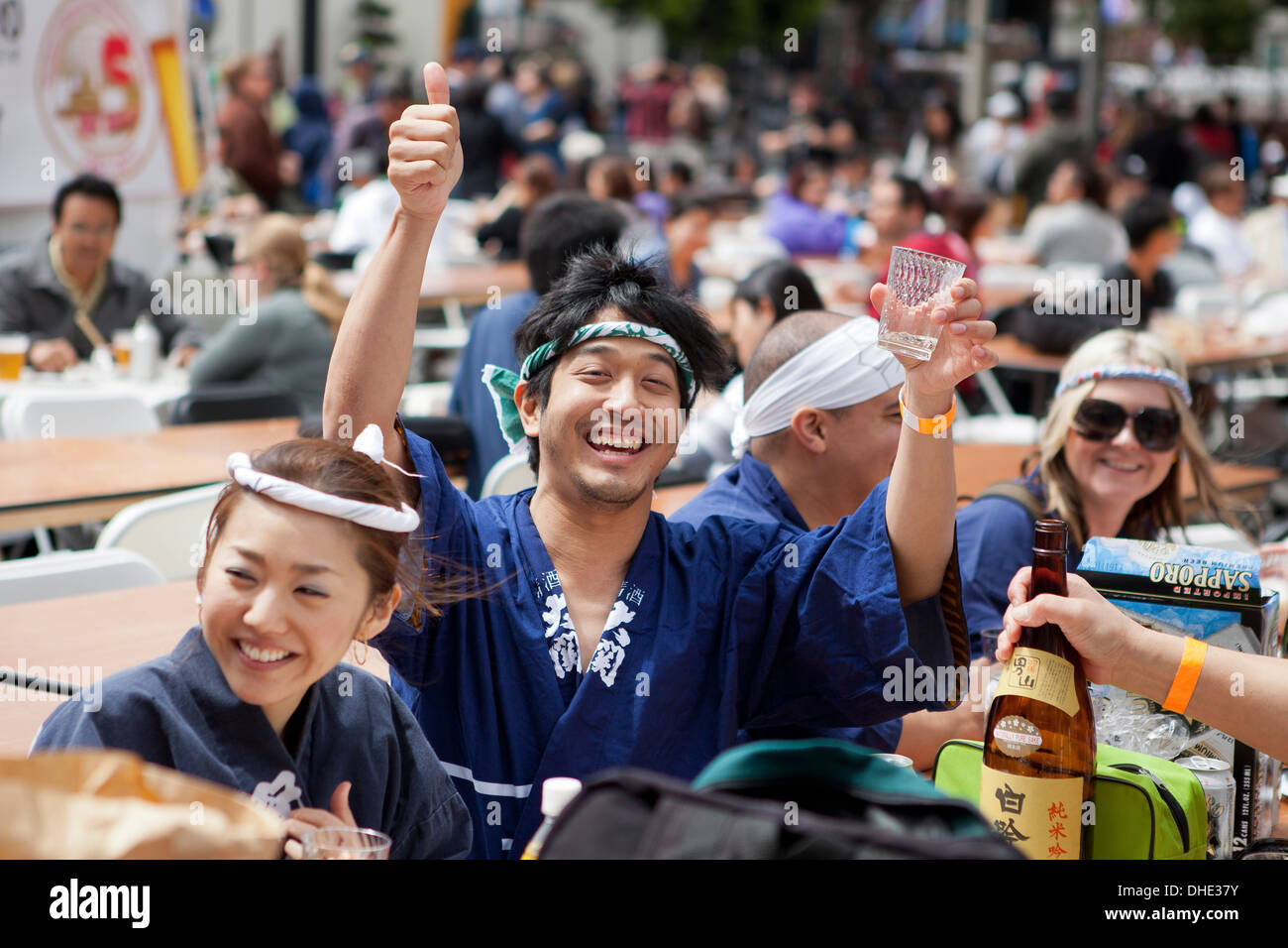Japanisch-amerikanischen jungen Mann genießen Willen beim Festival - San Francisco, Kalifornien, USA Stockfoto