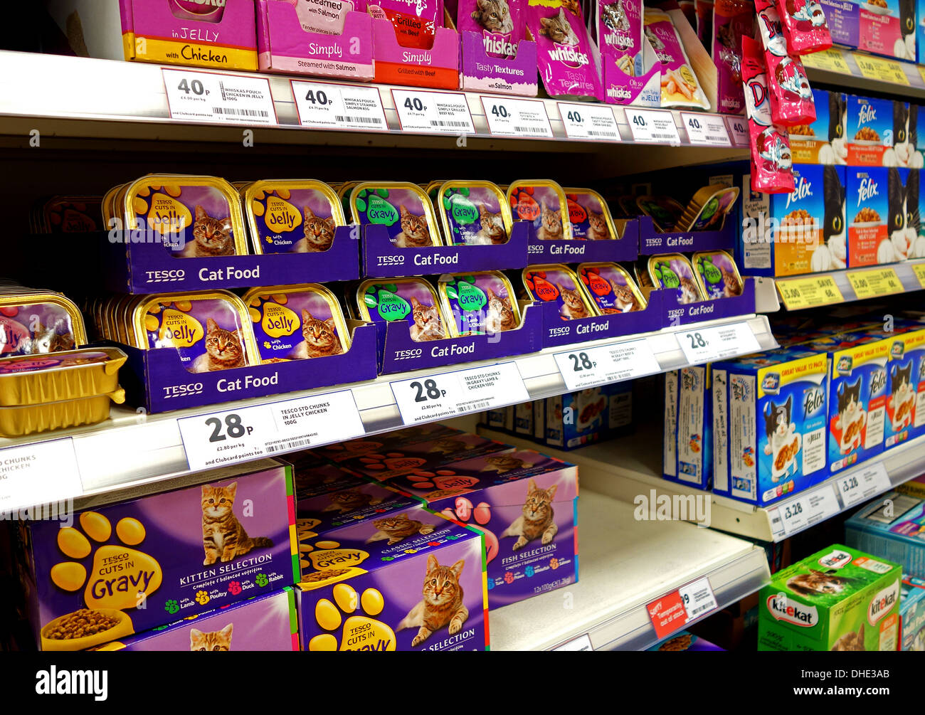 Dosen und Schachteln Katzenfutter in einem Supermarkt Stockfotografie -  Alamy