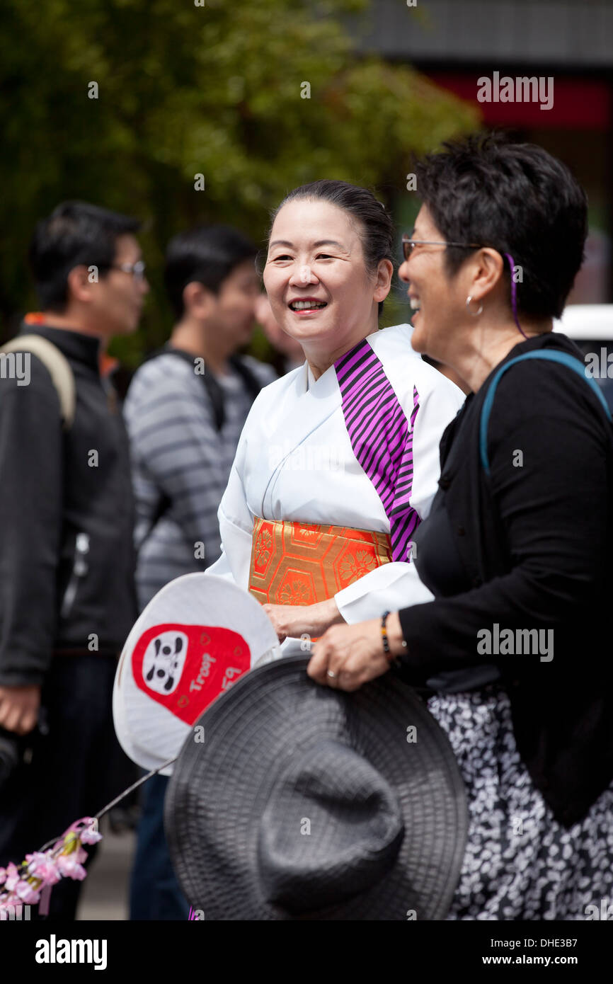 Ältere japanische Frau, gekleidet in Kimono - San Francisco, Kalifornien, USA Stockfoto
