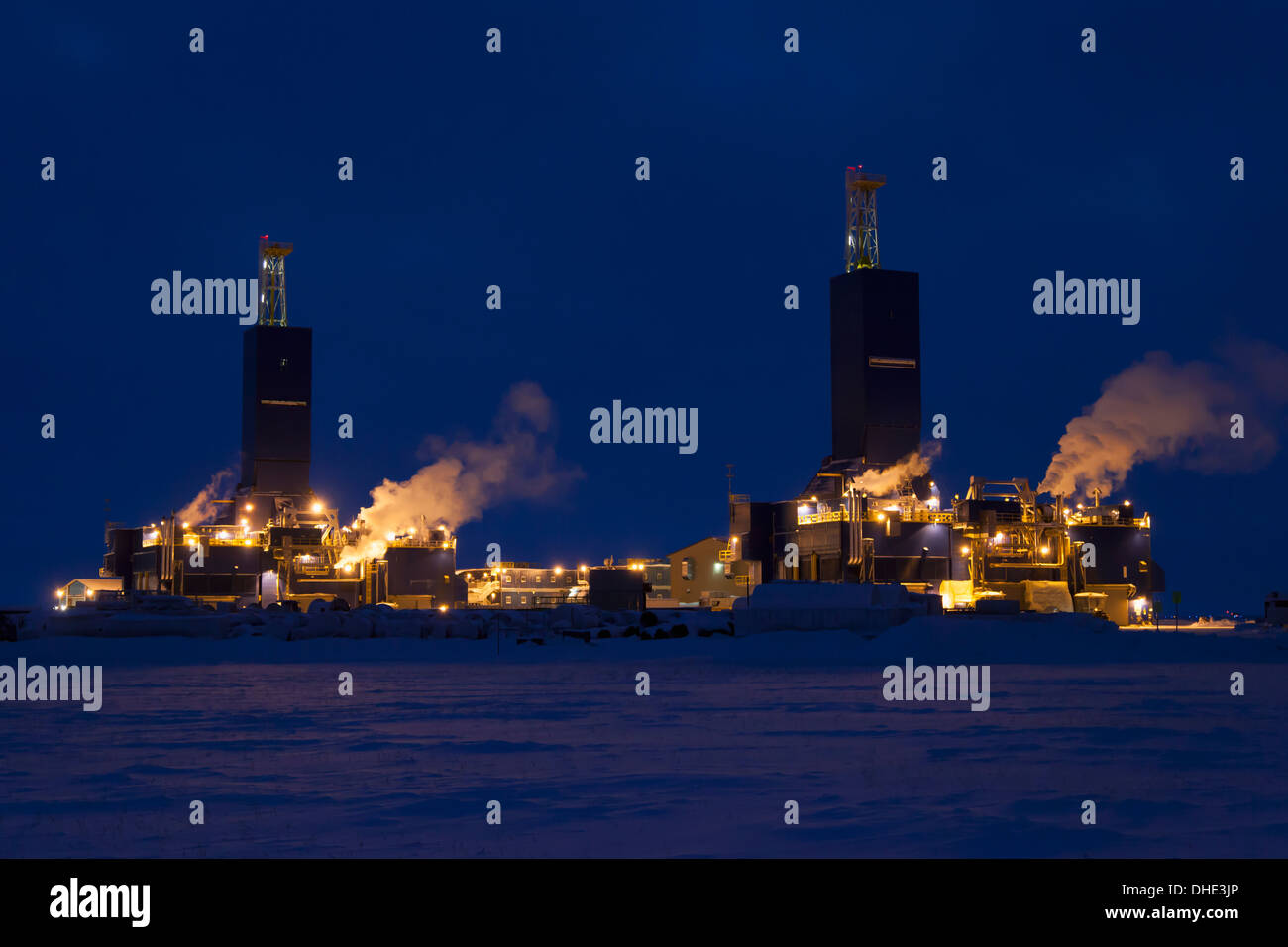 Zwei neue Parker Drilling Rigs am Crazy Horse Pad In Deadhorse, Prudhoe Bay-Ölfeld, Nordhang, arktischen Alaska, Winter Stockfoto