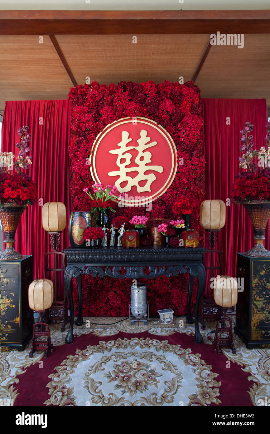 Chinesische Einrichtung vor Ort Tempel wo Brautpaar zeremoniellen Tee Eltern vor der Hochzeit Zeremonie zu Ehren Mutter Vater bietet Stockfoto