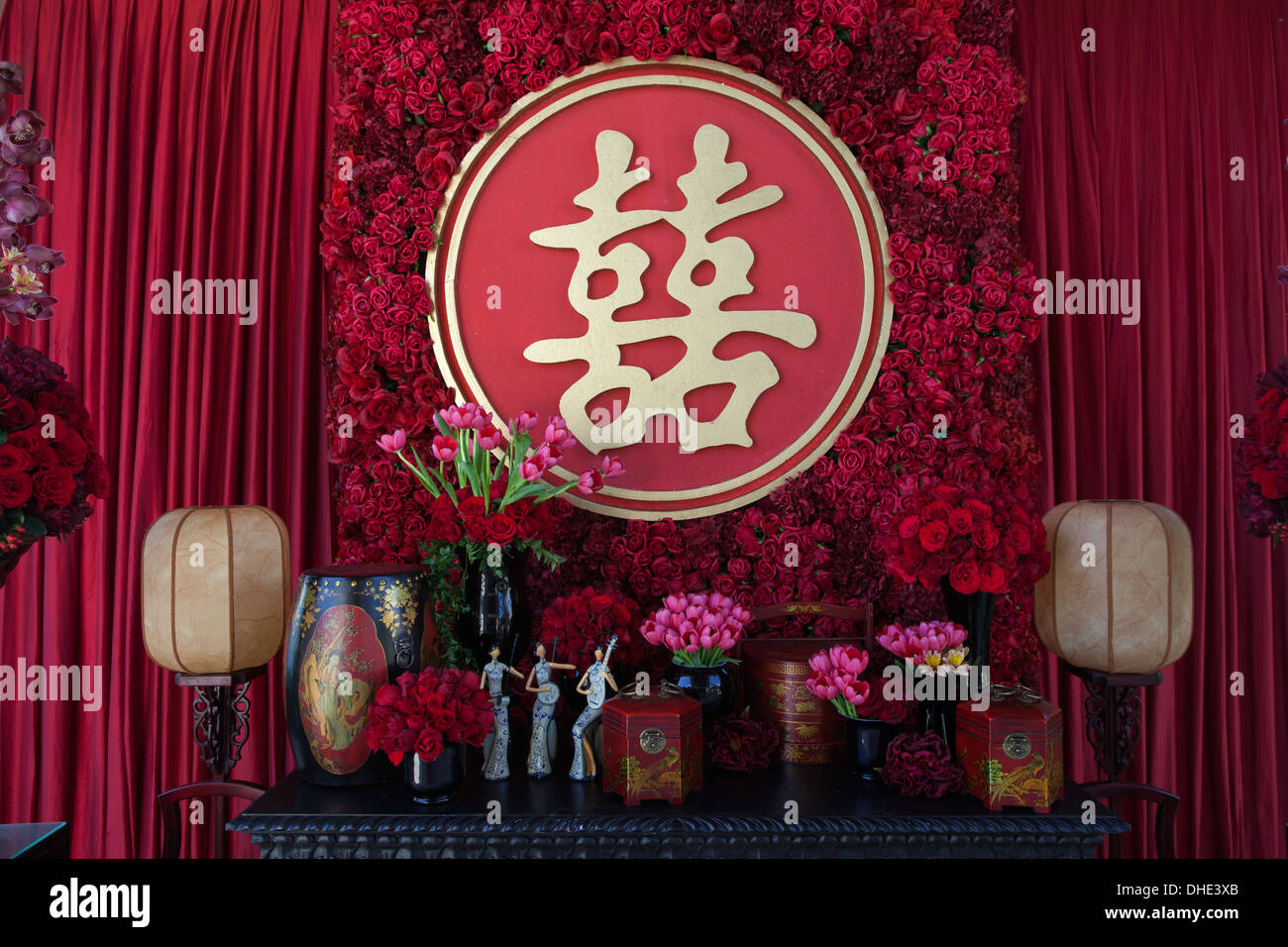 Chinesische Einrichtung vor Ort Tempel wo Brautpaar zeremoniellen Tee Eltern vor der Hochzeit Zeremonie zu Ehren Mutter Vater bietet Stockfoto