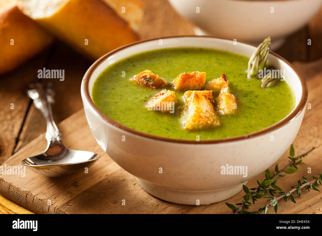Hausgemachte grüne Spargelsuppe mit knusprigen Croutons Stockfoto