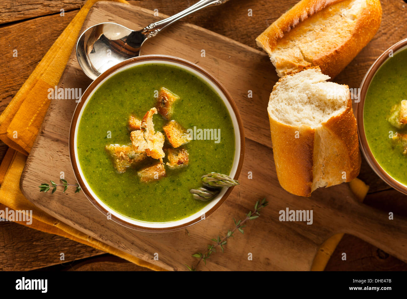 Hausgemachte grüne Spargelsuppe mit knusprigen Croutons Stockfoto