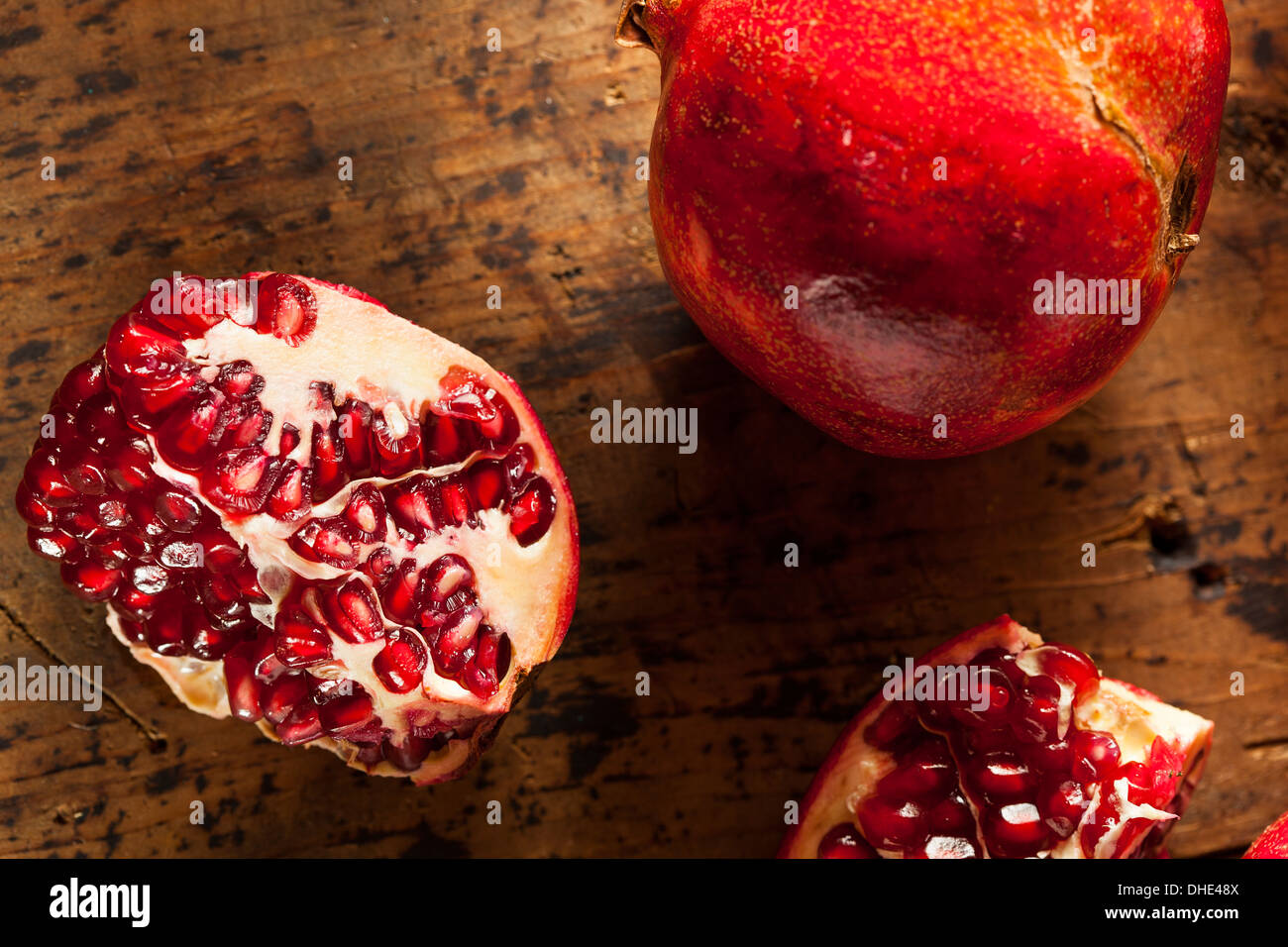 Organischen Reife rote Granatäpfel essfertig Stockfoto