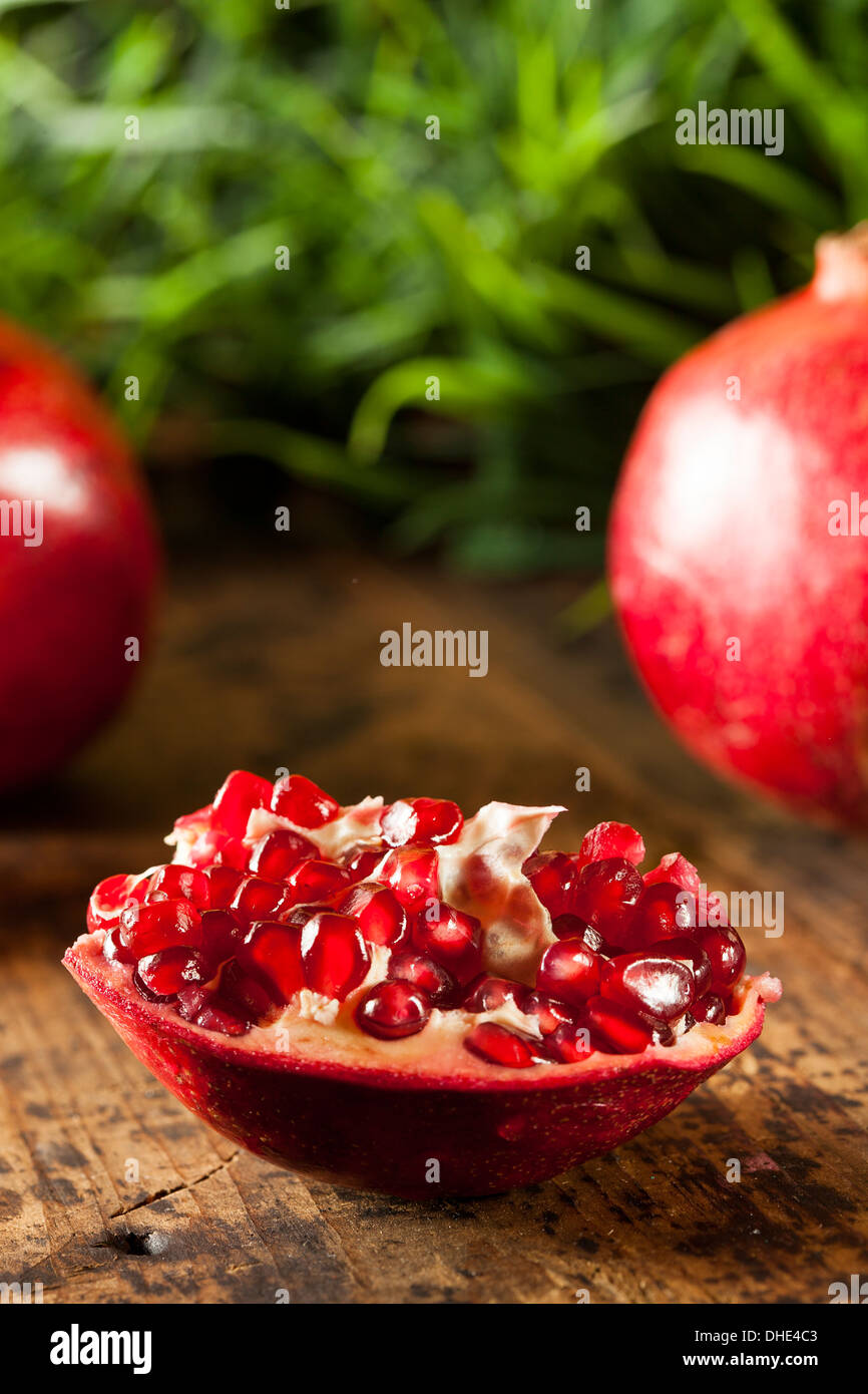 Organischen Reife rote Granatäpfel essfertig Stockfoto