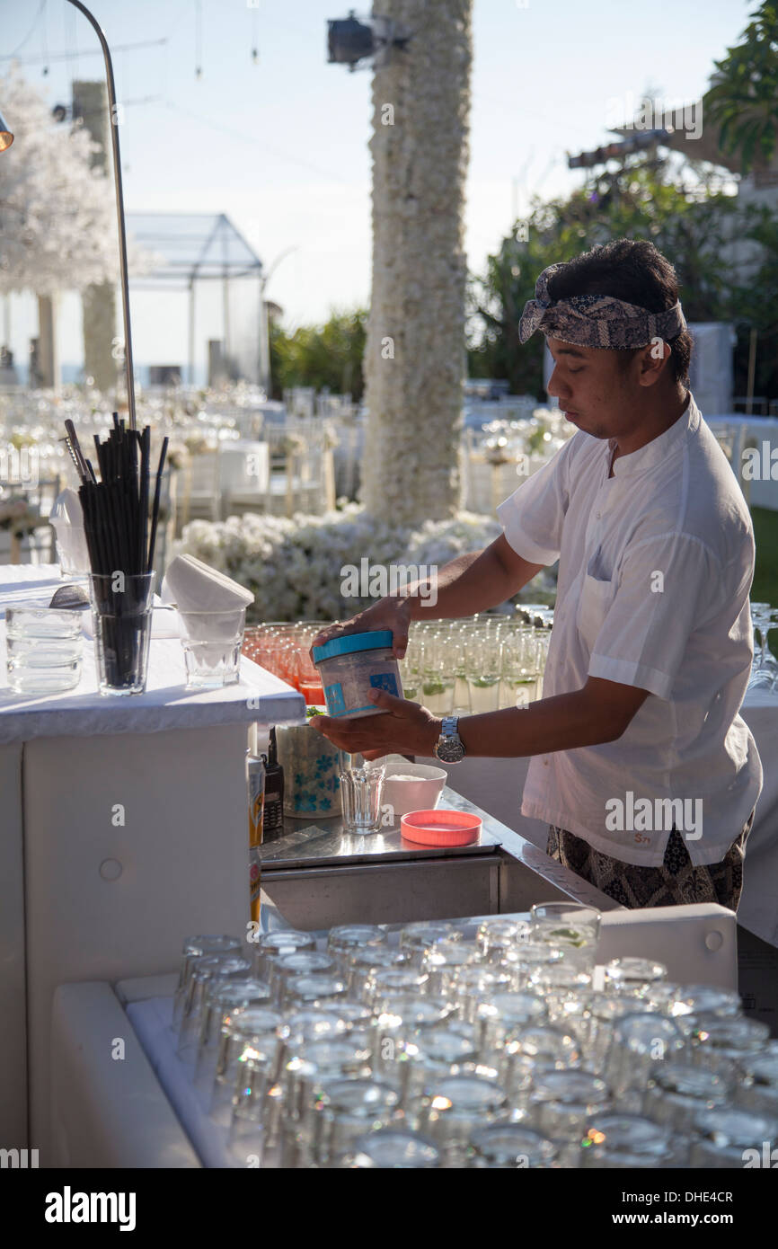 Barkeeper Barkeeper Fix Drink cocktail erschossen Party Bar vorbereiten machen frisch erfrischende Alkohol Rezeption Mohito Saft Schnaps Haufen mischen Stockfoto