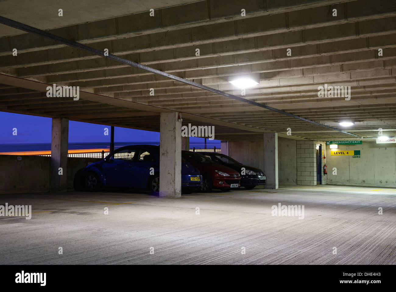 Autos parken in einem Parkhaus in der Nacht Stockfoto
