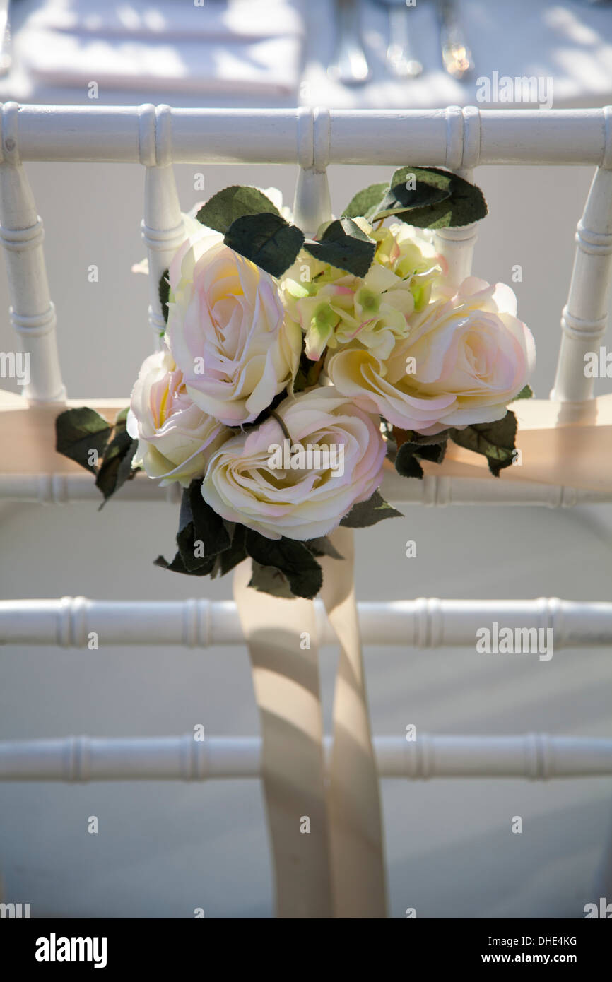 Hochzeit Stuhl Dekoration Blume rose weiß rosa Rezeption Krawatte gebunden kleine eleganten Schönheit schöne dekorative frische auffrischen Ehre Stockfoto