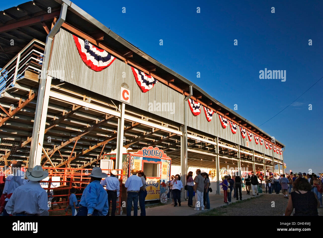 Banner auf der Tribüne und Menge, Rodeo de Santa Fe, New Mexico-USA Stockfoto