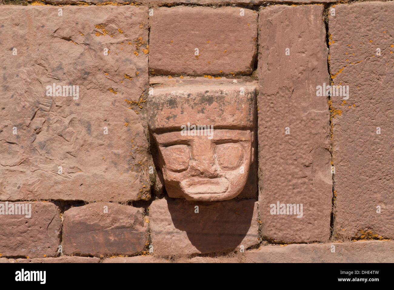 Geschnitzter Steinkopf Zapfen eingebettet in der Wand des Semi-subterranean Tempels, Tiwanaku, Abteilung La Paz, Bolivien Stockfoto