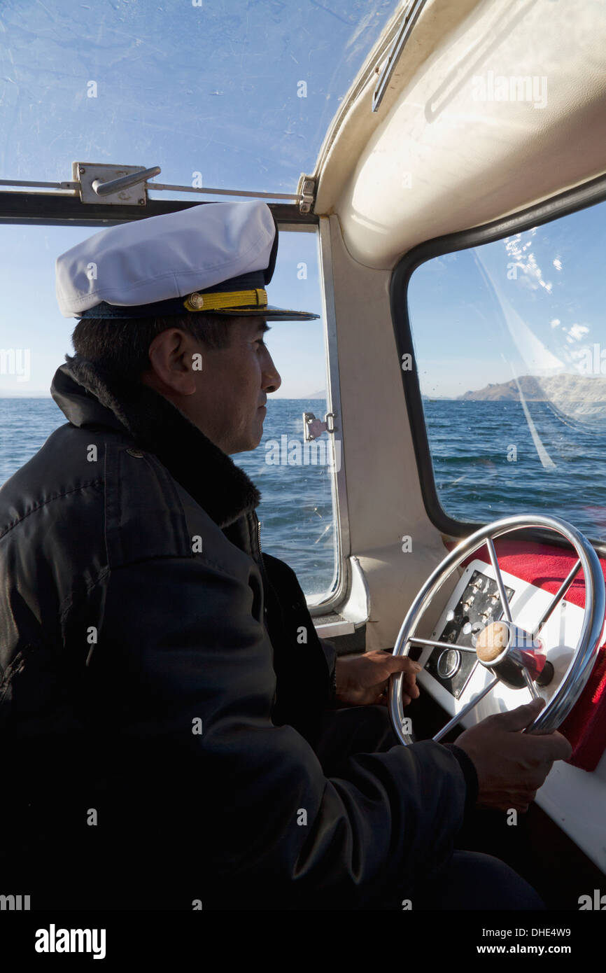 Kapitän der Pfeilrichtung Glasnost Pilotierung das Wasser des Titicaca-See, Huatajata, La Paz Department, Bolivien Stockfoto
