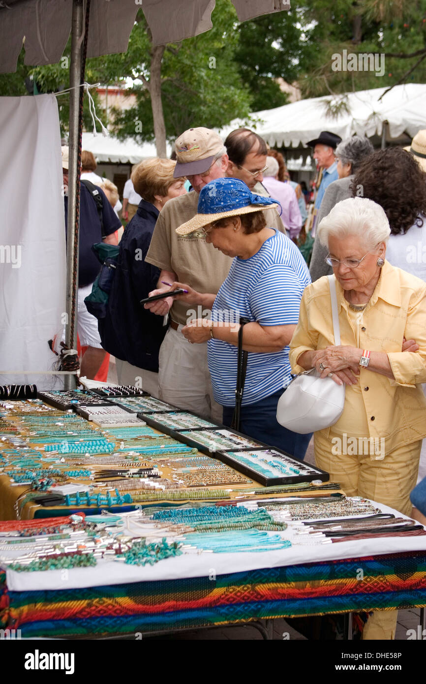 Menschen bei Schmuck stehen, Indian Market, Santa Fe, New Mexico, Vereinigte Staaten Stockfoto