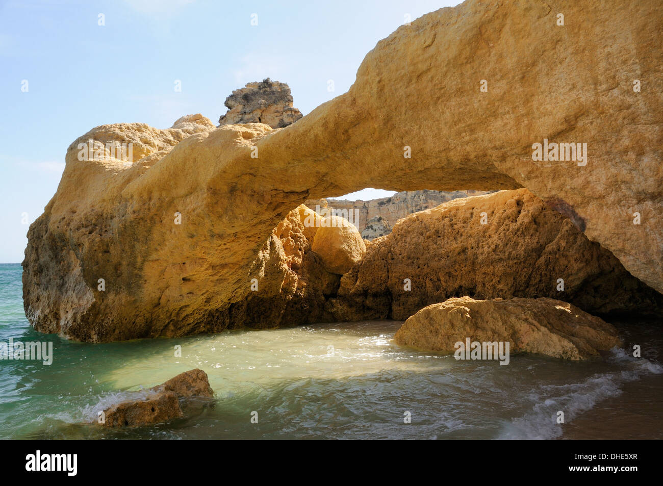 Erodierten Sandstein Felsbogen geschnitzt am Meer am Praia da Marinha, in der Nähe von Carvoeiro, Algarve, Portugal, Juni. Stockfoto