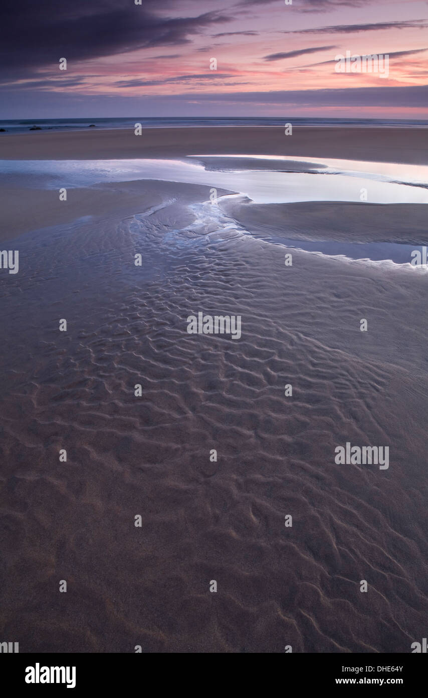 Sand Muster links von der zurückweichenden Flut im Süßwasser West, Pembrokeshire Küste bei Sonnenuntergang Stockfoto