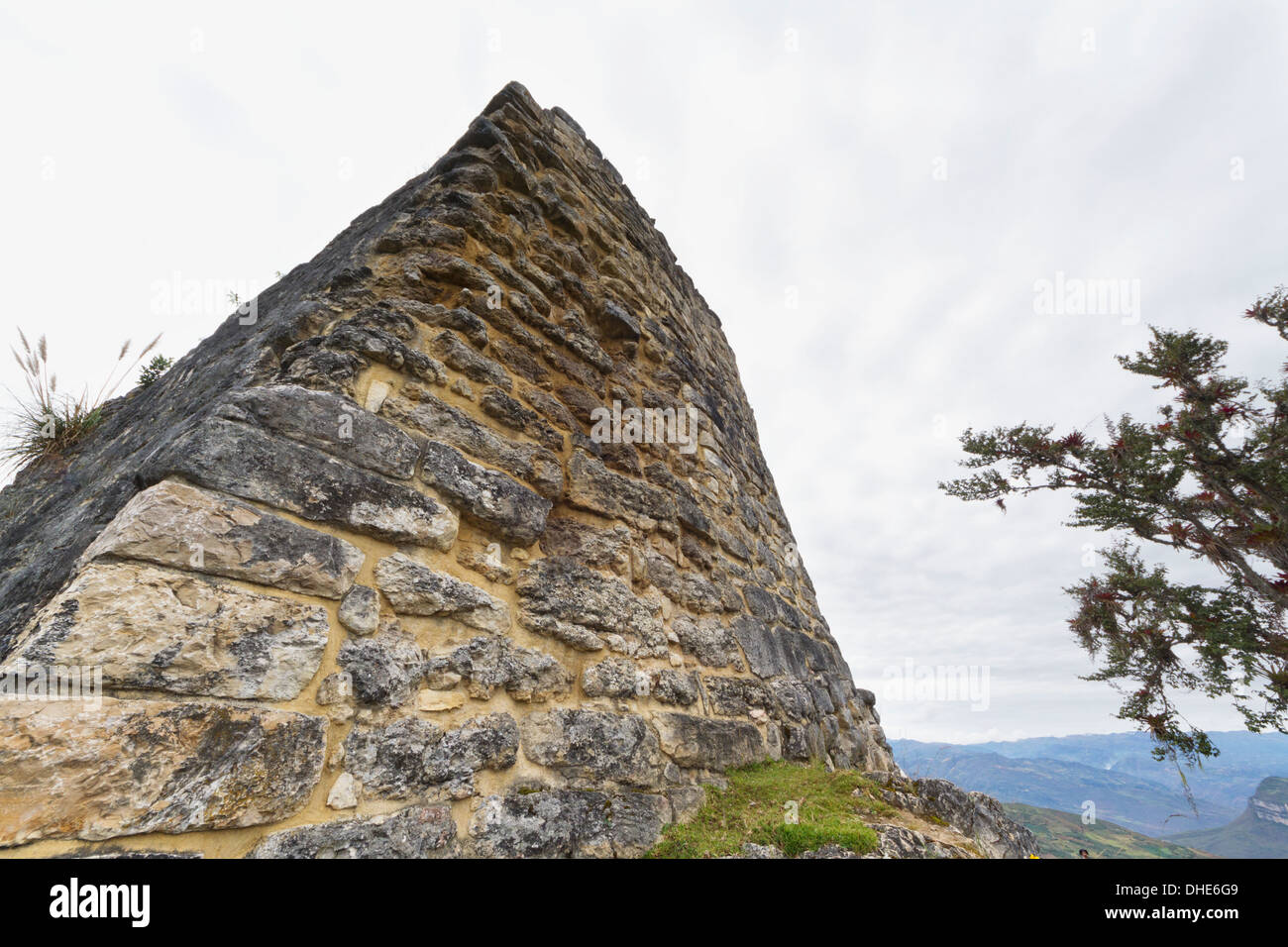 Torreón, eine D-förmige Aussichtsturm in Festung Kuelap, Kuelap, Amazonas, Peru Stockfoto