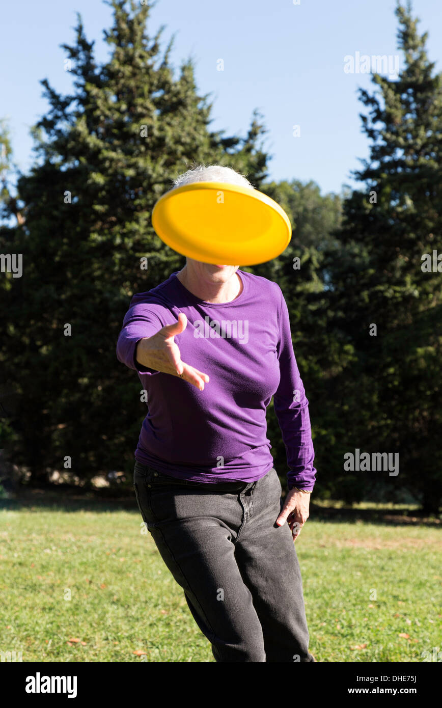 Nicht identifizierbare Senior Frau werfen Frisbee - Humor, United States Stockfoto