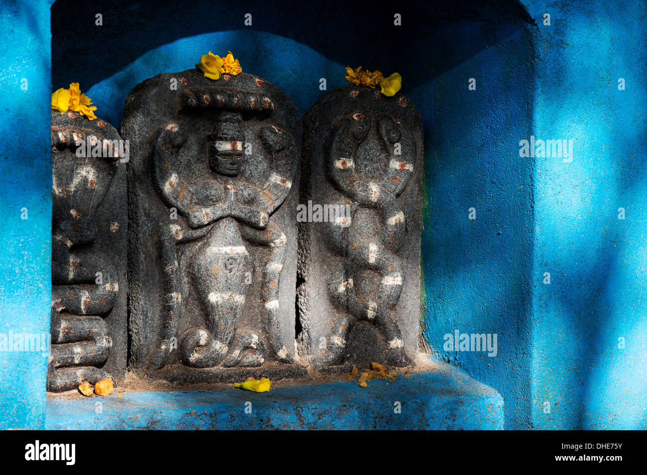 Hindu-Schrein Steinen in einem Tempel mit indischen Vishnu Gottheit im südindischen Dorf. Andhra Pradesh, Indien. Stockfoto Hindu-Schrein Steinen in einem Tempel mit indischen Vishnu Gottheit im südindischen Dorf. Andhra Pradesh, Indien. Stockfoto