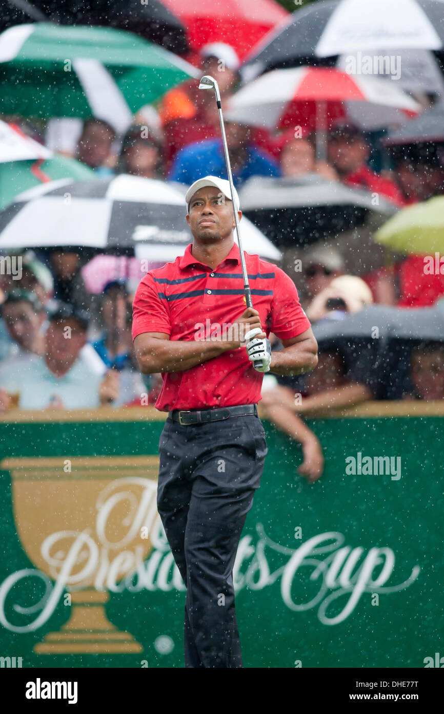 Dublin, Ohio, USA. 5. Oktober 2013. Tiger Woods (USA) Golf: US-Team Tiger Woods während der dritten Runde Vierball Spiele der Presidents Cup bei Muirfield Village Golf Club in Dublin, Ohio, Vereinigte Staaten von Amerika. © Thomas Anderson/AFLO/Alamy Live-Nachrichten Stockfoto