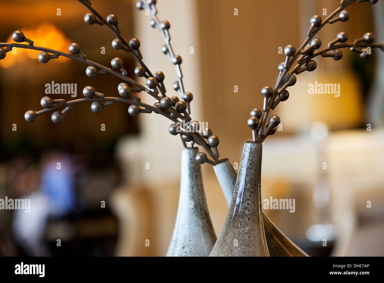 Nahbereich auf drei Vasen, man geneigt, mit anmutigen, Runde Silberperlen auf Niederlassungen in Casual festlichen Stilleben. Stockfoto