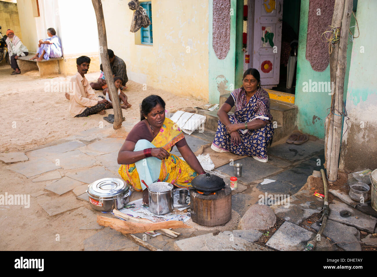 Indische Frau Kochen Dosa für Menschen vor einem ländlichen Dorfhaus. Andhra Pradesh, Indien Stockfoto