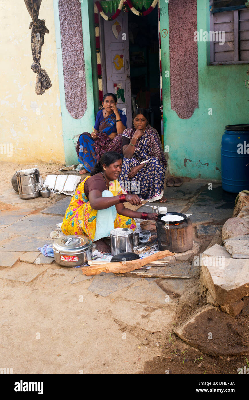 Indische Frau Kochen Dosa für Menschen vor einem ländlichen Dorfhaus. Andhra Pradesh, Indien Stockfoto