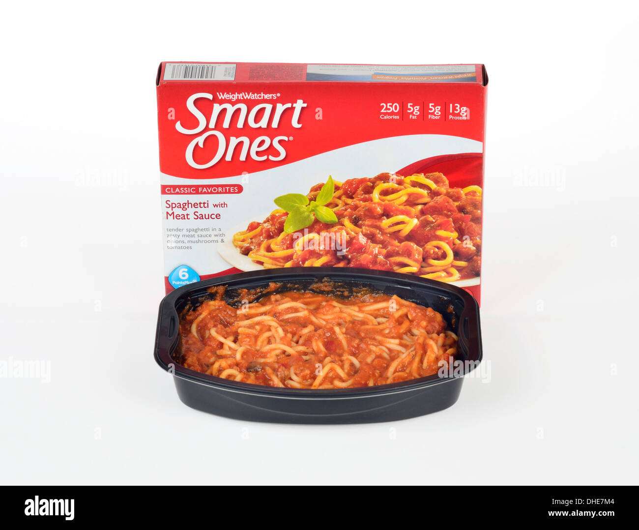 Weight Watchers klugen eingefroren Spaghetti mit Soße fertig-Mahlzeit gekocht Abendessen mit Verpackung auf weißem Hintergrund, Ausschnitt. USA Stockfoto