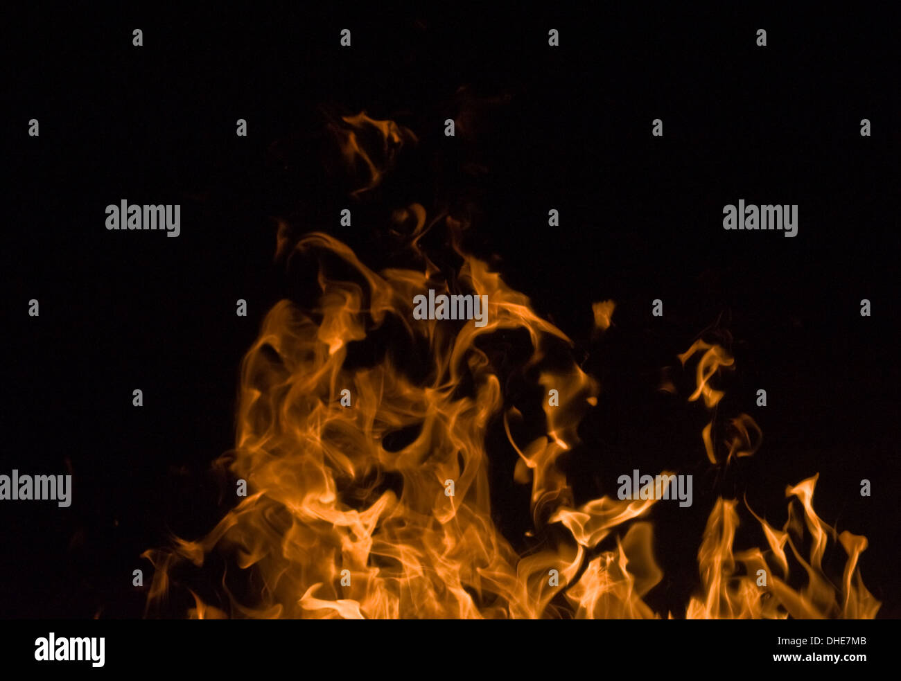 Flammen des brennenden Feuer im Dunkeln Stockfoto