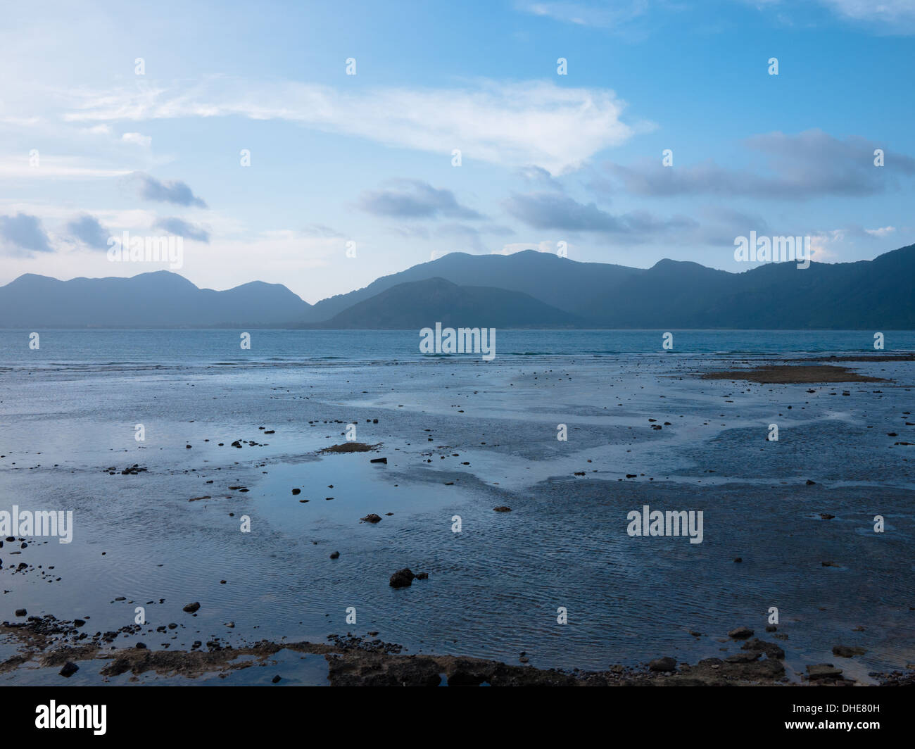 Ein Blick auf Con Son Island und das Südchinesische Meer von Bay Canh Island, einer der Con Dao Islands, Vietnam gesehen. Stockfoto