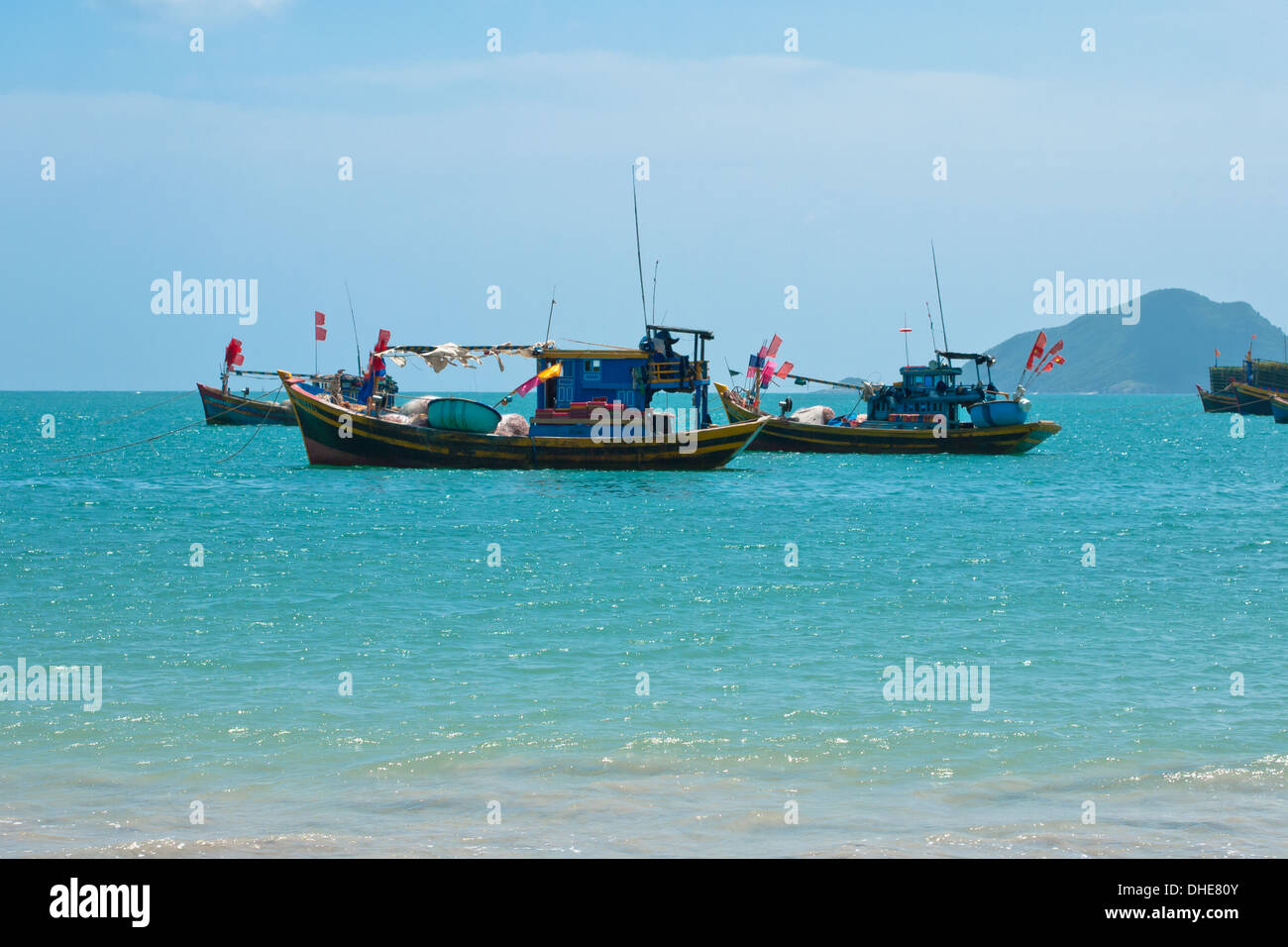 Angelboote/Fischerboote nur off Shore von Hai Beach auf Con Son Island, einer der Con Dao Islands, Vietnam. Stockfoto