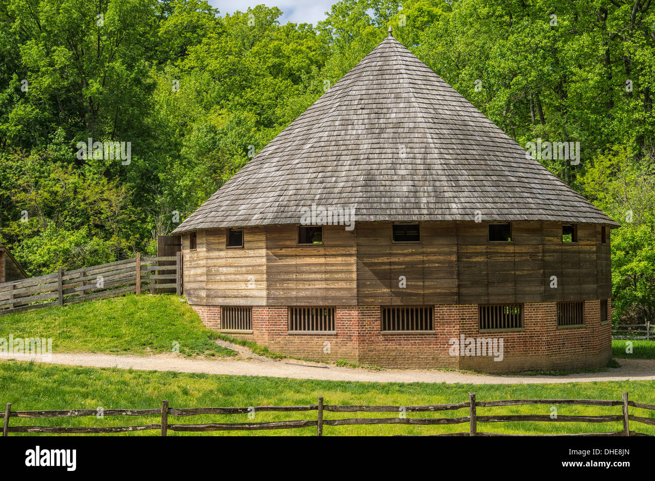 Runde Scheune erfunden von George Washington, Getreide aus trennen die Stiele und verwendet auf seinem gut Mount Vernon in Virginia Stockfoto