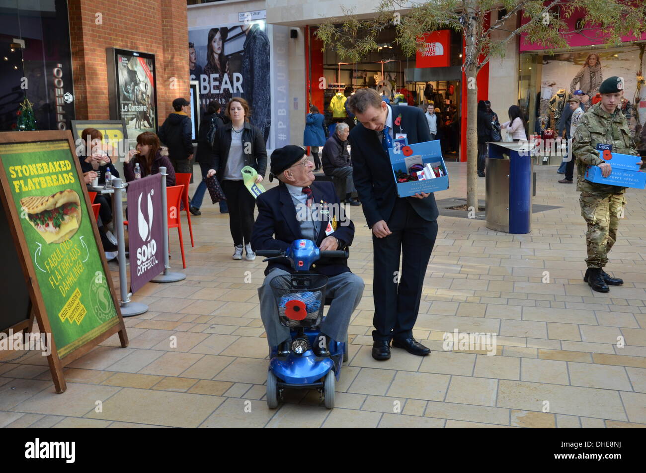 Bristol, UK, 7. November 2013. Die Royal British Legion und Freiwilligen im Cabot Circus Shopping Centre am Bristol Poppy Day aktiv. Stellvertretende Poppy Appell Veranstalter Michael Muddle links Kredit: Sophie Merlo/Alamy Live News Stockfoto