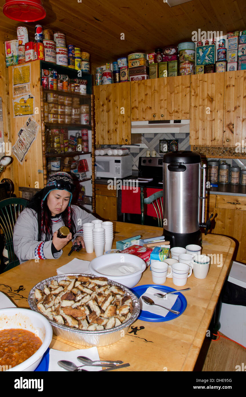 Kanada, Nunavut, westlichen Ufer des Hudson Bay, Kivalliq-Region Arviat. Innen typisch arktischen Heimat, Inuit-Mädchen in der Küche. Stockfoto