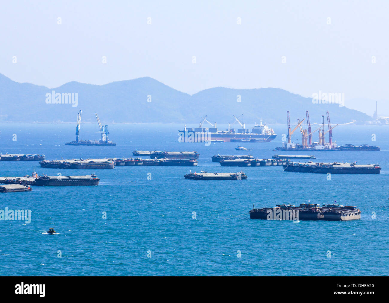 Eine Menge von Schiff und Boot am Sichang Insel, Chonburi, Thailand. Stockfoto