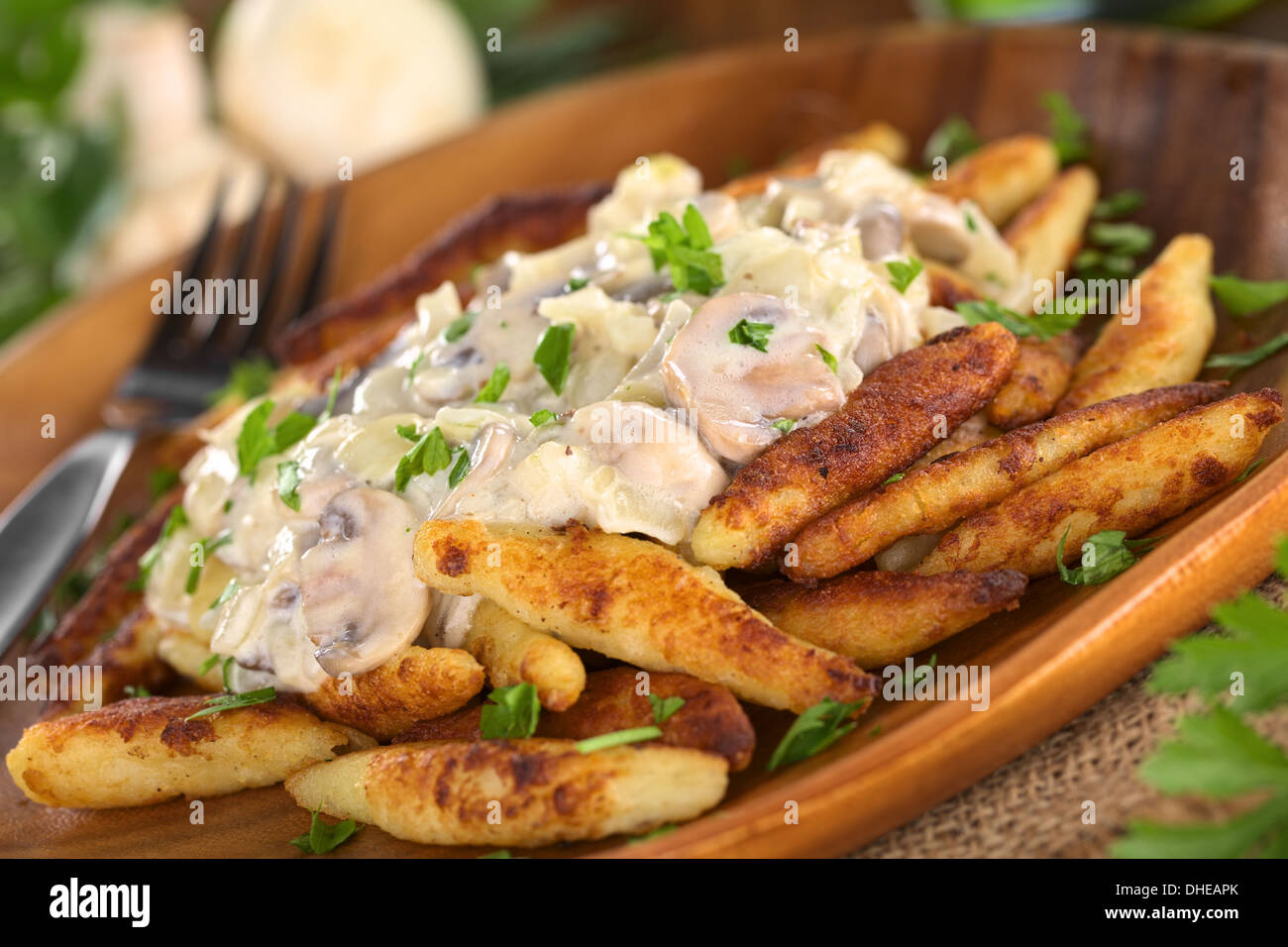 Schupfnudeln (schwäbische Kartoffel Nudeln aus Süddeutschland) mit Champignonsauce Stockfoto