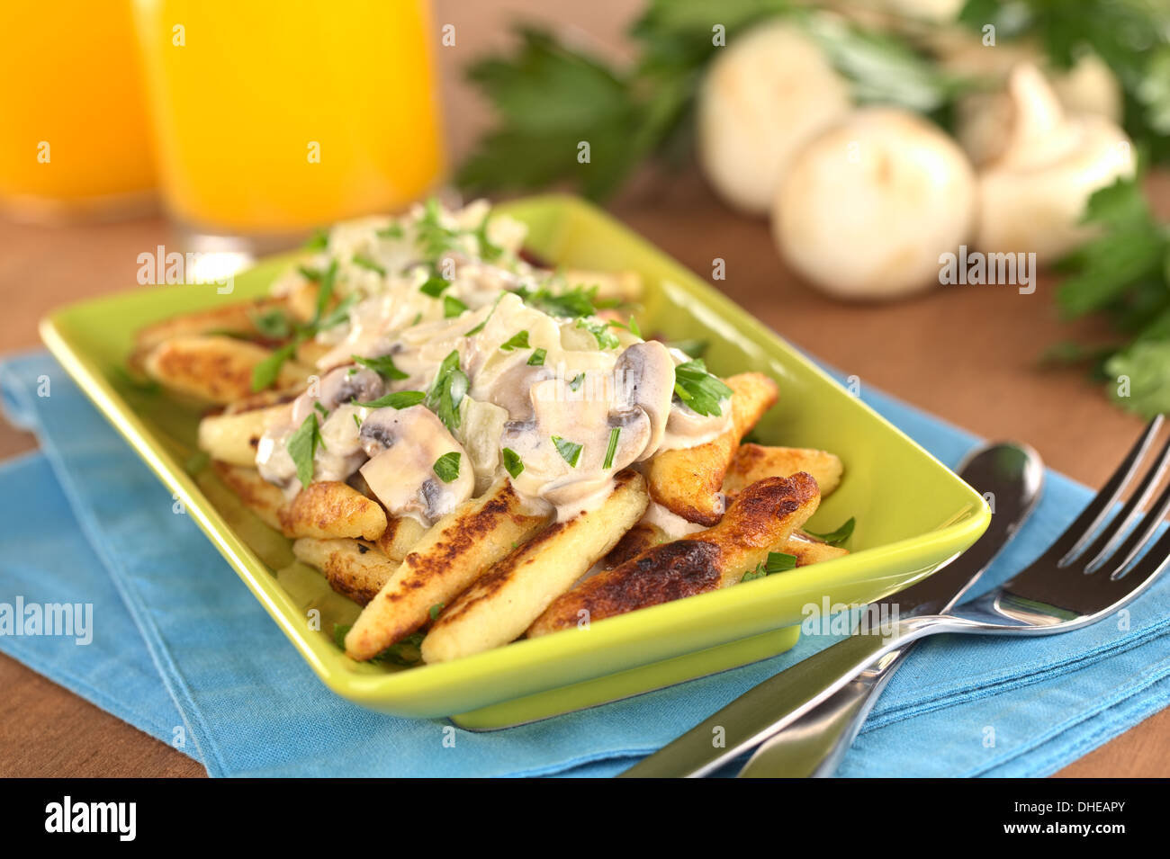 Schupfnudeln (schwäbische Kartoffel Nudeln aus Süddeutschland) mit Champignonsauce Stockfoto