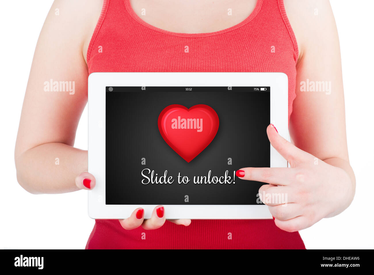 Eine Mädchen hält einen Tablet-Computer, der das Herz und die Inschrift zeigt "Slide entsperren". Isoliert auf weiss. Stockfoto