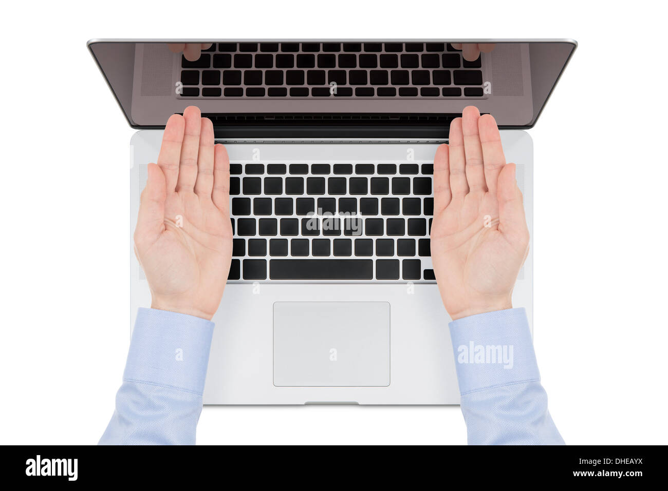 Draufsicht der modernen Netzhaut Laptop mit Hände des Mannes auf dem Bildschirm auf weißem Hintergrund gerichtet. Stockfoto