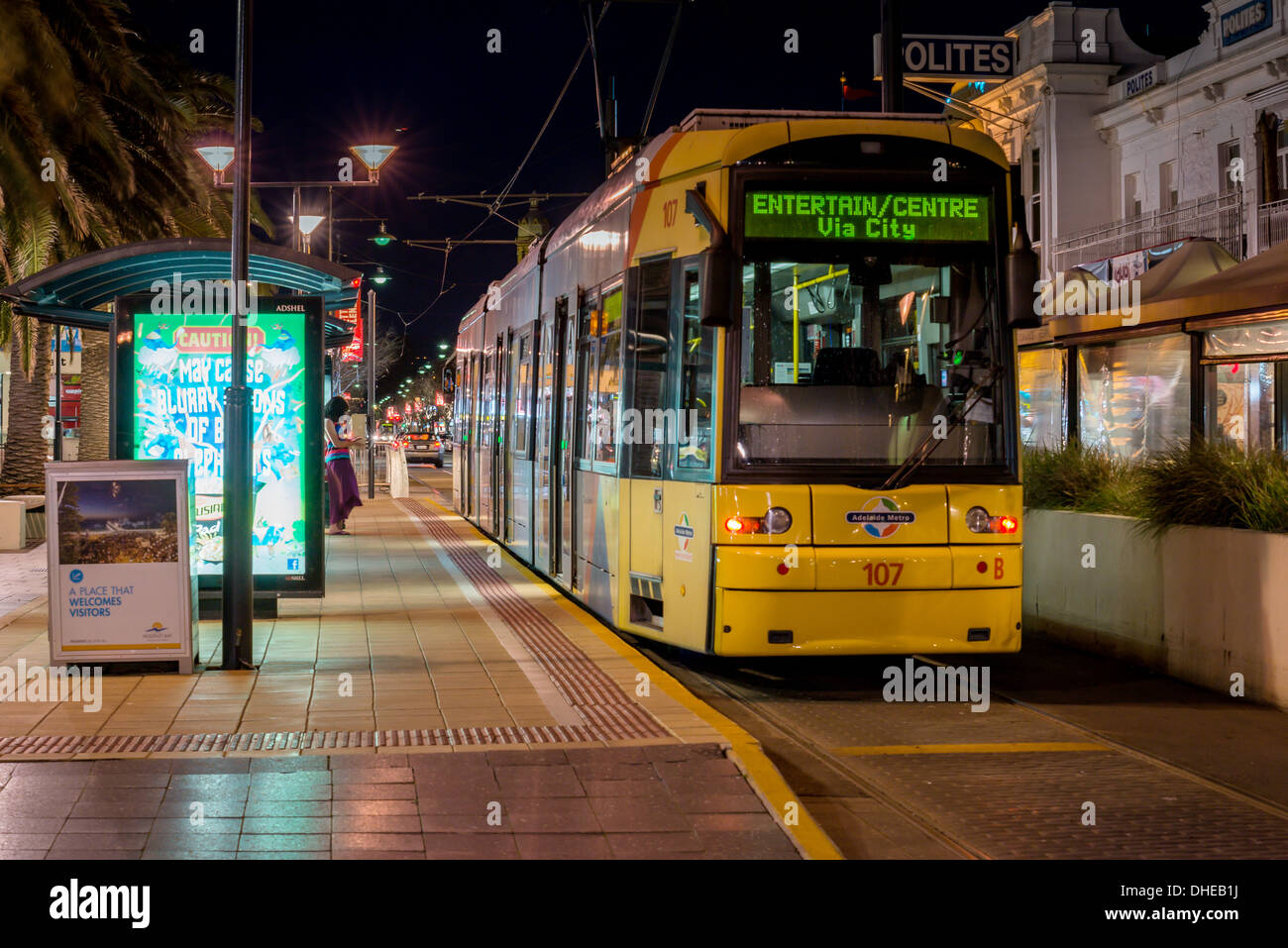 Eine Straßenbahnhaltestelle in der Jetty Road in der Nähe von Moseley Square, Glenelg, South Australia. Stockfoto