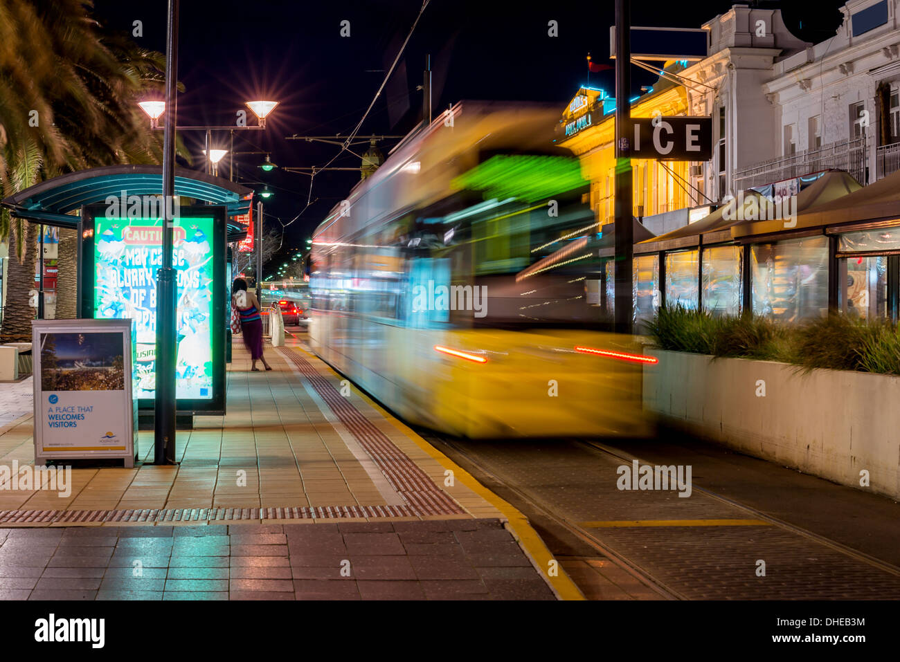 Die Tram kommt an der Jetty Road Endstation in der Nähe von Moseley Square, Glenelg, South Australia. Stockfoto