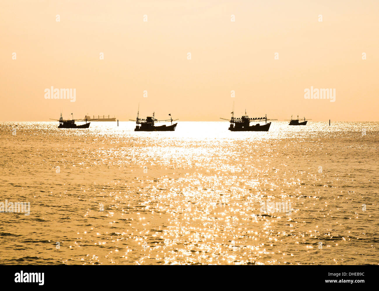Angeln Boot Silhouette bei Sonnenuntergang im Meer Stockfoto