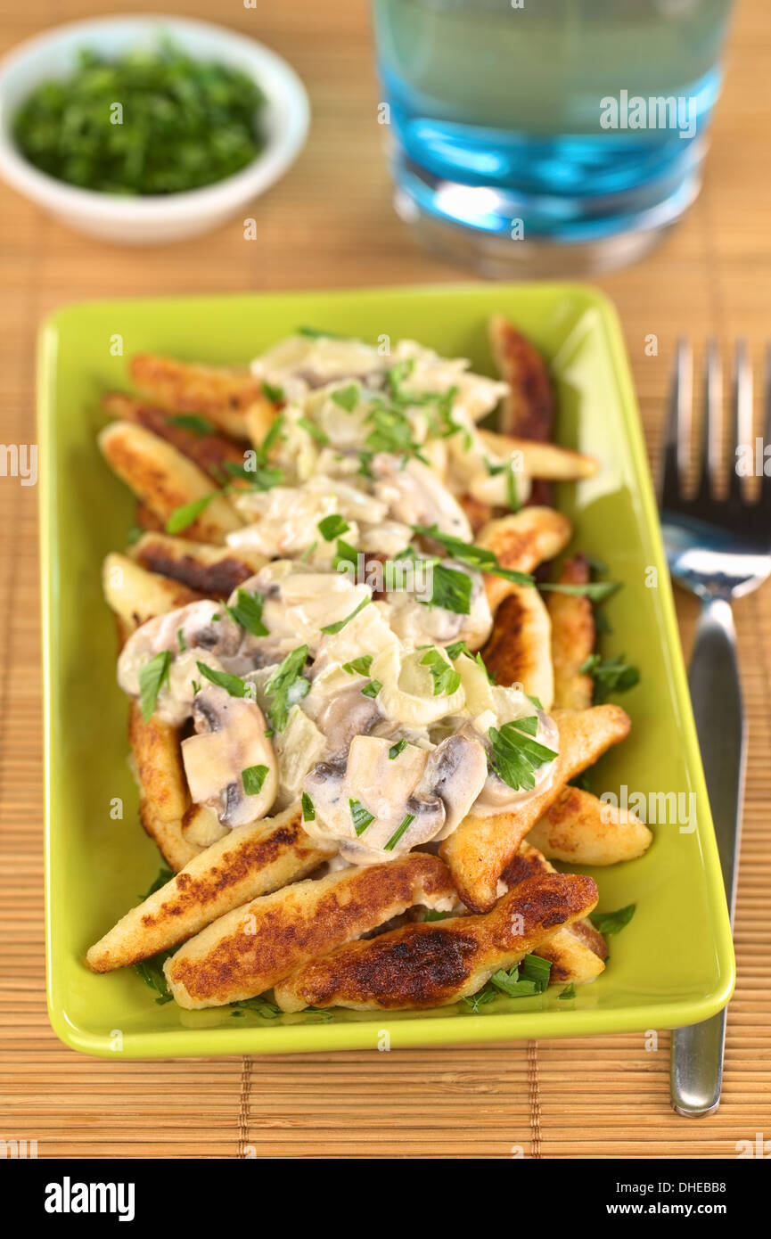 Schupfnudeln (schwäbische Kartoffel Nudeln aus Süddeutschland) mit Champignonsauce Stockfoto