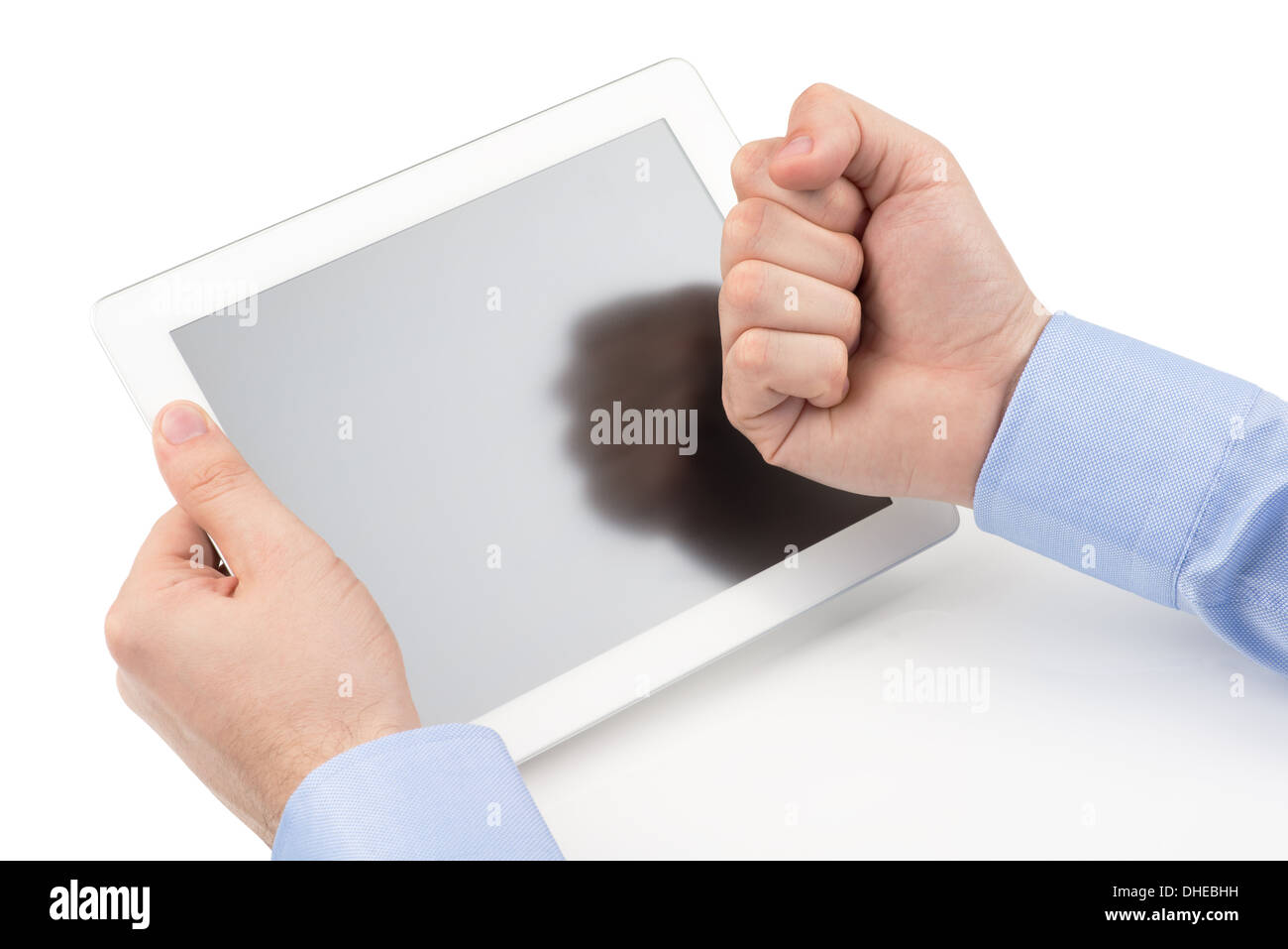 Mans Hände halten einen Tabletcomputer und bedroht von einer Faust in der Screenn auf einem weißen Hintergrund. Stockfoto