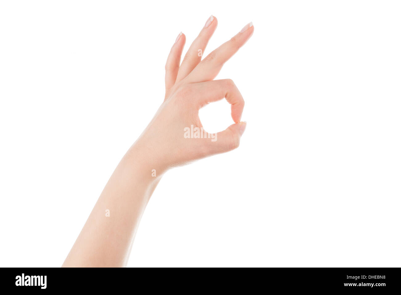 Zarte Frauenhand ist mit "OK" Zeichen auf einem weißen Hintergrund. Stockfoto